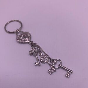 🐱 5 for $10.  Dainty silver Heart & Keys Keychain